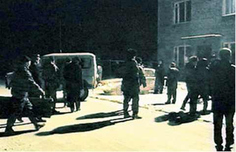 братья цыгановы уралмаш биография. 1464900436169536392. братья цыгановы уралмаш биография фото. братья цыгановы уралмаш биография-1464900436169536392. картинка братья цыгановы уралмаш биография. картинка 1464900436169536392. В конце 80-х годов правоохранительные органы Свердловска (после 1991 г. – Екатеринбург) зафиксировали деятельность неизвестной ранее преступной группы. "Генеалогия" ОПГ стала известна позже: ее костяк составили выходцы из Орджоникидзевского района, где был расположен завод "Уралмаш". Многих из них связывали учеба в школе, соседство или родственные узы, а объединяющей силой "уралмашевских" стали родные братья Григорий и Константин Цыгановы (их ОПГ впоследствии не раз сравнивали с сицилийскими мафиозными "семьями"). Появление новой криминальной структуры, быстро набирающей силу, вызвало резкую реакцию со стороны другой преступной группы. братья цыгановы уралмаш биография. 1464900436169536392. братья цыгановы уралмаш биография фото. братья цыгановы уралмаш биография-1464900436169536392. картинка братья цыгановы уралмаш биография. картинка 1464900436169536392. В конце 80-х годов правоохранительные органы Свердловска (после 1991 г. – Екатеринбург) зафиксировали деятельность неизвестной ранее преступной группы. "Генеалогия" ОПГ стала известна позже: ее костяк составили выходцы из Орджоникидзевского района, где был расположен завод "Уралмаш". Многих из них связывали учеба в школе, соседство или родственные узы, а объединяющей силой "уралмашевских" стали родные братья Григорий и Константин Цыгановы (их ОПГ впоследствии не раз сравнивали с сицилийскими мафиозными "семьями"). Появление новой криминальной структуры, быстро набирающей силу, вызвало резкую реакцию со стороны другой преступной группы.