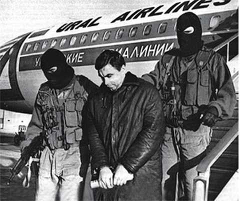 братья цыгановы уралмаш биография. 1464900696154370384. братья цыгановы уралмаш биография фото. братья цыгановы уралмаш биография-1464900696154370384. картинка братья цыгановы уралмаш биография. картинка 1464900696154370384. В конце 80-х годов правоохранительные органы Свердловска (после 1991 г. – Екатеринбург) зафиксировали деятельность неизвестной ранее преступной группы. "Генеалогия" ОПГ стала известна позже: ее костяк составили выходцы из Орджоникидзевского района, где был расположен завод "Уралмаш". Многих из них связывали учеба в школе, соседство или родственные узы, а объединяющей силой "уралмашевских" стали родные братья Григорий и Константин Цыгановы (их ОПГ впоследствии не раз сравнивали с сицилийскими мафиозными "семьями"). Появление новой криминальной структуры, быстро набирающей силу, вызвало резкую реакцию со стороны другой преступной группы. братья цыгановы уралмаш биография. 1464900696154370384. братья цыгановы уралмаш биография фото. братья цыгановы уралмаш биография-1464900696154370384. картинка братья цыгановы уралмаш биография. картинка 1464900696154370384. В конце 80-х годов правоохранительные органы Свердловска (после 1991 г. – Екатеринбург) зафиксировали деятельность неизвестной ранее преступной группы. "Генеалогия" ОПГ стала известна позже: ее костяк составили выходцы из Орджоникидзевского района, где был расположен завод "Уралмаш". Многих из них связывали учеба в школе, соседство или родственные узы, а объединяющей силой "уралмашевских" стали родные братья Григорий и Константин Цыгановы (их ОПГ впоследствии не раз сравнивали с сицилийскими мафиозными "семьями"). Появление новой криминальной структуры, быстро набирающей силу, вызвало резкую реакцию со стороны другой преступной группы.