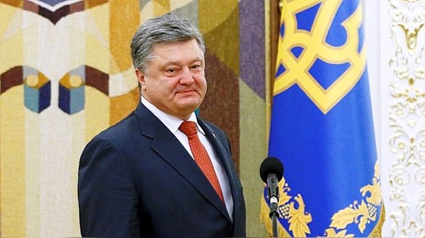 Коридорно переможенный Петр Порошенко