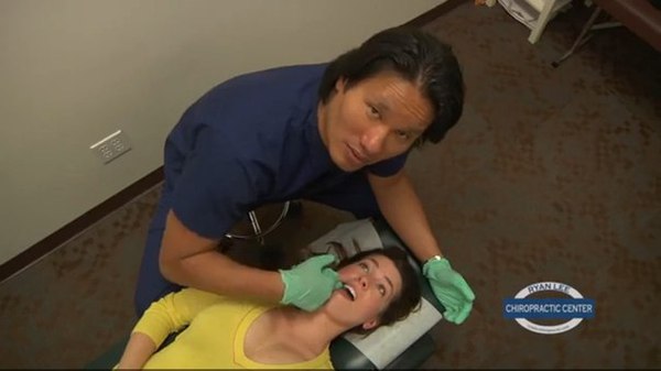 Это все конечно круто, но зачем он в конце бабе палец в рот засунул?