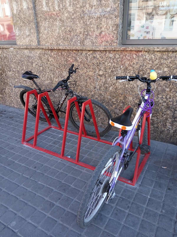 Не только лишь все могут правильно припарковать велосипед, мало кто может это сделать