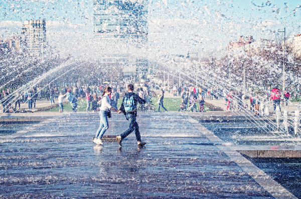 Май, фонтан и случайные "прохожие"