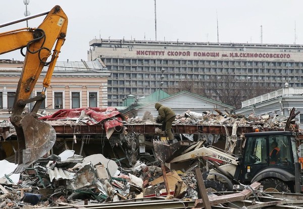 Москве есть еще куда снести.