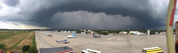 Устрашающая воронка из туч