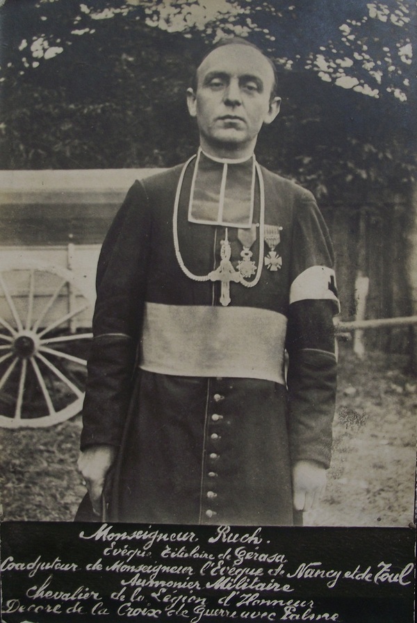 Французский капеллан, времён Первой мировой войны. Награжден орденом Почётного легиона и Военным крестом.