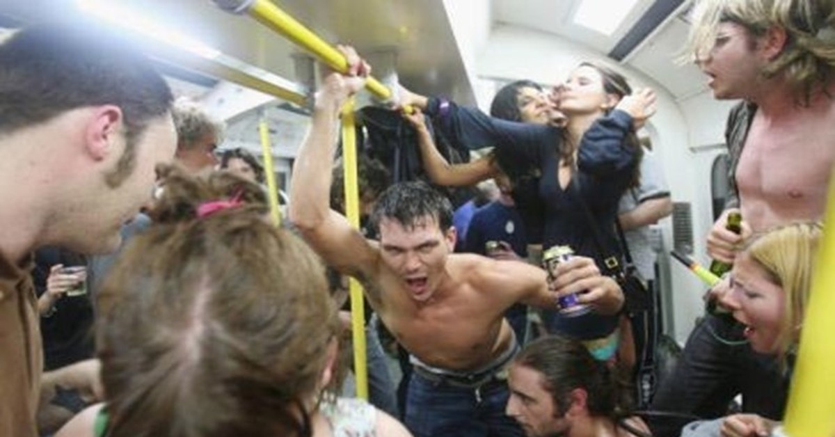 Толпа голодных мужиков. Пьянка в автобусе.