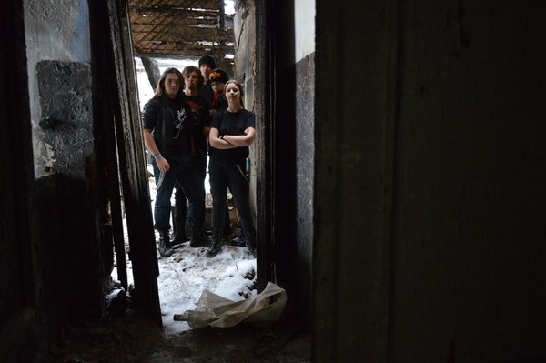 cage the elephant биография. 1465895136144342377. cage the elephant биография фото. cage the elephant биография-1465895136144342377. картинка cage the elephant биография. картинка 1465895136144342377. Хотя эта команда родом из Кентукки (а точнее из местечка Боулинг Грин) свой первый успех она познала не в Америке, а в Англии. Проект стартовал в 2006-м году, причем основали его ребята, до сего момента не имевшие отношения к профессиональной музыке. Водопроводчик, бармен, торговец скобяными изделиями, телемаркетолог, продавец из зоомагазина и просто ученик – вот каковы были их роды занятий, до того как Мэтт Шульц, Брэд Шульц, Дэниел Тиченор, Джаред Чампион и Линкольн Пэриш объединились под маркой "Cage The Elephant". Впрочем, парни уже успели какое-то время поиграть в школьных группах, поэтому хоть и небольшой, но опыт в этом деле у них имелся. Выступив на фестивале "South By Southwest", новоиспеченная рок-единица удостоилась контракта от "Relentless Records" и вскоре дебютировала с синглом "Free Love". cage the elephant биография. 1465895136144342377. cage the elephant биография фото. cage the elephant биография-1465895136144342377. картинка cage the elephant биография. картинка 1465895136144342377. Хотя эта команда родом из Кентукки (а точнее из местечка Боулинг Грин) свой первый успех она познала не в Америке, а в Англии. Проект стартовал в 2006-м году, причем основали его ребята, до сего момента не имевшие отношения к профессиональной музыке. Водопроводчик, бармен, торговец скобяными изделиями, телемаркетолог, продавец из зоомагазина и просто ученик – вот каковы были их роды занятий, до того как Мэтт Шульц, Брэд Шульц, Дэниел Тиченор, Джаред Чампион и Линкольн Пэриш объединились под маркой "Cage The Elephant". Впрочем, парни уже успели какое-то время поиграть в школьных группах, поэтому хоть и небольшой, но опыт в этом деле у них имелся. Выступив на фестивале "South By Southwest", новоиспеченная рок-единица удостоилась контракта от "Relentless Records" и вскоре дебютировала с синглом "Free Love".