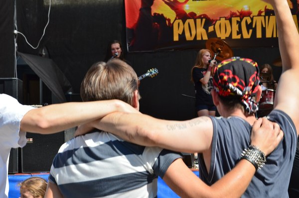 cage the elephant биография. 1465895570186596469. cage the elephant биография фото. cage the elephant биография-1465895570186596469. картинка cage the elephant биография. картинка 1465895570186596469. Хотя эта команда родом из Кентукки (а точнее из местечка Боулинг Грин) свой первый успех она познала не в Америке, а в Англии. Проект стартовал в 2006-м году, причем основали его ребята, до сего момента не имевшие отношения к профессиональной музыке. Водопроводчик, бармен, торговец скобяными изделиями, телемаркетолог, продавец из зоомагазина и просто ученик – вот каковы были их роды занятий, до того как Мэтт Шульц, Брэд Шульц, Дэниел Тиченор, Джаред Чампион и Линкольн Пэриш объединились под маркой "Cage The Elephant". Впрочем, парни уже успели какое-то время поиграть в школьных группах, поэтому хоть и небольшой, но опыт в этом деле у них имелся. Выступив на фестивале "South By Southwest", новоиспеченная рок-единица удостоилась контракта от "Relentless Records" и вскоре дебютировала с синглом "Free Love". cage the elephant биография. 1465895570186596469. cage the elephant биография фото. cage the elephant биография-1465895570186596469. картинка cage the elephant биография. картинка 1465895570186596469. Хотя эта команда родом из Кентукки (а точнее из местечка Боулинг Грин) свой первый успех она познала не в Америке, а в Англии. Проект стартовал в 2006-м году, причем основали его ребята, до сего момента не имевшие отношения к профессиональной музыке. Водопроводчик, бармен, торговец скобяными изделиями, телемаркетолог, продавец из зоомагазина и просто ученик – вот каковы были их роды занятий, до того как Мэтт Шульц, Брэд Шульц, Дэниел Тиченор, Джаред Чампион и Линкольн Пэриш объединились под маркой "Cage The Elephant". Впрочем, парни уже успели какое-то время поиграть в школьных группах, поэтому хоть и небольшой, но опыт в этом деле у них имелся. Выступив на фестивале "South By Southwest", новоиспеченная рок-единица удостоилась контракта от "Relentless Records" и вскоре дебютировала с синглом "Free Love".