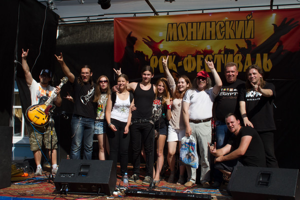 cage the elephant биография. 14658960901335676. cage the elephant биография фото. cage the elephant биография-14658960901335676. картинка cage the elephant биография. картинка 14658960901335676. Хотя эта команда родом из Кентукки (а точнее из местечка Боулинг Грин) свой первый успех она познала не в Америке, а в Англии. Проект стартовал в 2006-м году, причем основали его ребята, до сего момента не имевшие отношения к профессиональной музыке. Водопроводчик, бармен, торговец скобяными изделиями, телемаркетолог, продавец из зоомагазина и просто ученик – вот каковы были их роды занятий, до того как Мэтт Шульц, Брэд Шульц, Дэниел Тиченор, Джаред Чампион и Линкольн Пэриш объединились под маркой "Cage The Elephant". Впрочем, парни уже успели какое-то время поиграть в школьных группах, поэтому хоть и небольшой, но опыт в этом деле у них имелся. Выступив на фестивале "South By Southwest", новоиспеченная рок-единица удостоилась контракта от "Relentless Records" и вскоре дебютировала с синглом "Free Love". cage the elephant биография. 14658960901335676. cage the elephant биография фото. cage the elephant биография-14658960901335676. картинка cage the elephant биография. картинка 14658960901335676. Хотя эта команда родом из Кентукки (а точнее из местечка Боулинг Грин) свой первый успех она познала не в Америке, а в Англии. Проект стартовал в 2006-м году, причем основали его ребята, до сего момента не имевшие отношения к профессиональной музыке. Водопроводчик, бармен, торговец скобяными изделиями, телемаркетолог, продавец из зоомагазина и просто ученик – вот каковы были их роды занятий, до того как Мэтт Шульц, Брэд Шульц, Дэниел Тиченор, Джаред Чампион и Линкольн Пэриш объединились под маркой "Cage The Elephant". Впрочем, парни уже успели какое-то время поиграть в школьных группах, поэтому хоть и небольшой, но опыт в этом деле у них имелся. Выступив на фестивале "South By Southwest", новоиспеченная рок-единица удостоилась контракта от "Relentless Records" и вскоре дебютировала с синглом "Free Love".