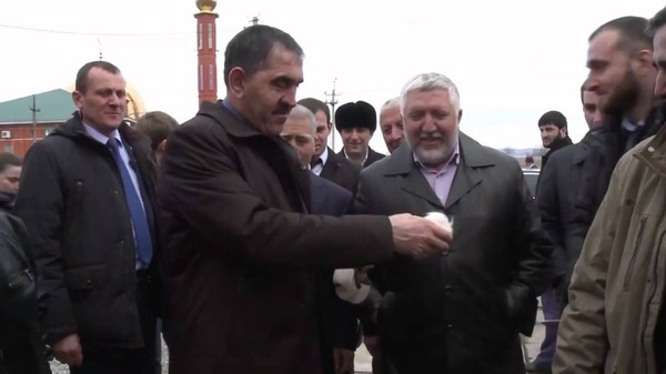 Глава Ингушетии подарил велосипед мальчику, которому отрезал помпон с шапки