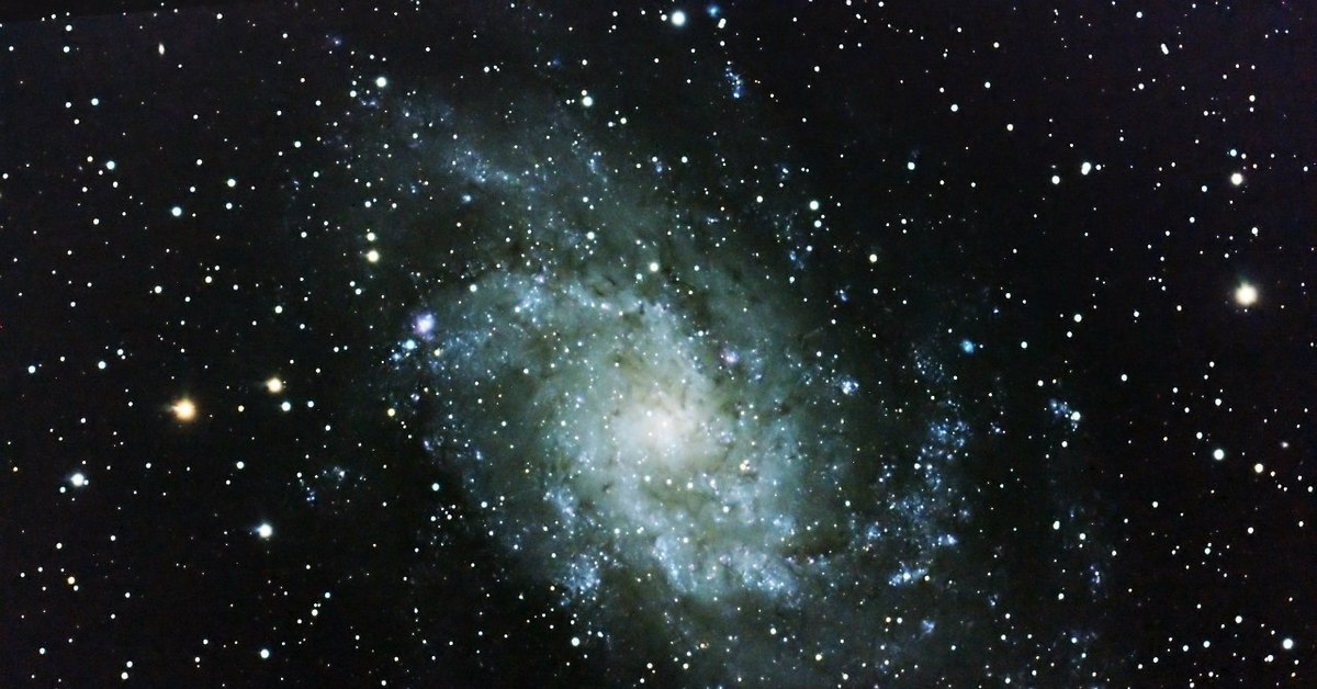 Звездные картинки. Галактика м33 на небе. Галактика м33 в созвездии треугольника. Космос звезды. Вселенная звезды.