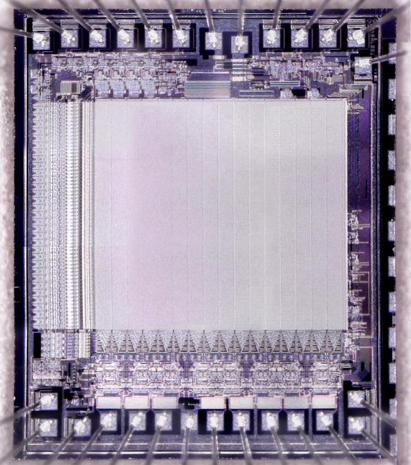 Кристалл фотостираемой памяти M2764A-2F1 под микроскопом