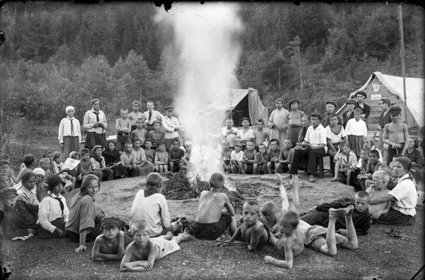 Фотография была сделана в первые годы советской власти