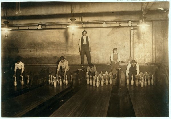   Pin boys   , -, . 1910 . , ,  , , 