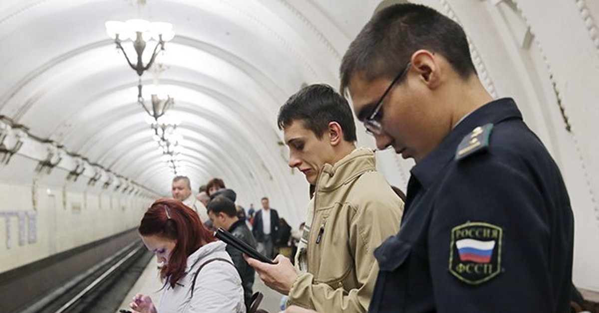 Метро мобильные телефоны. Люди с гаджетами в метро. Люди со смартфонами в метро. Фотосессия в метро. Гаджеты в метро.
