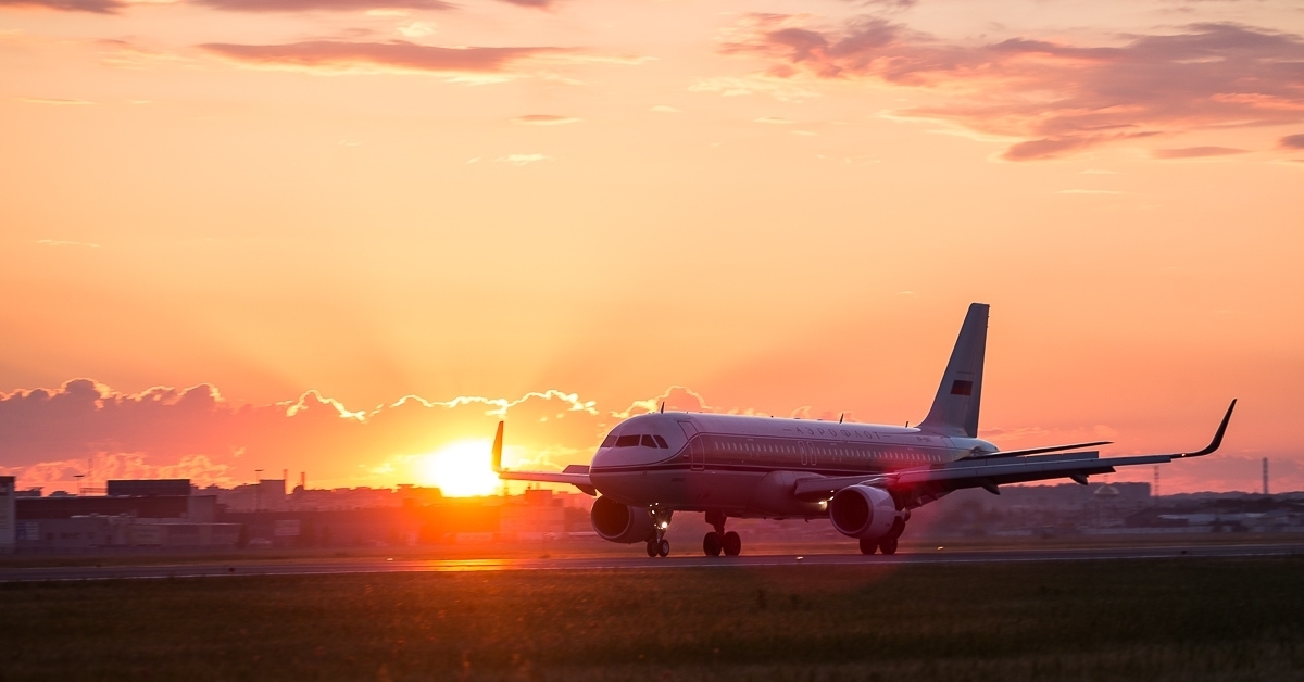 Самолет омск. Вылет самолета. Самолет над Омском. Самолет Омск Алтай. Омск аэропорт самолет Солнечный.