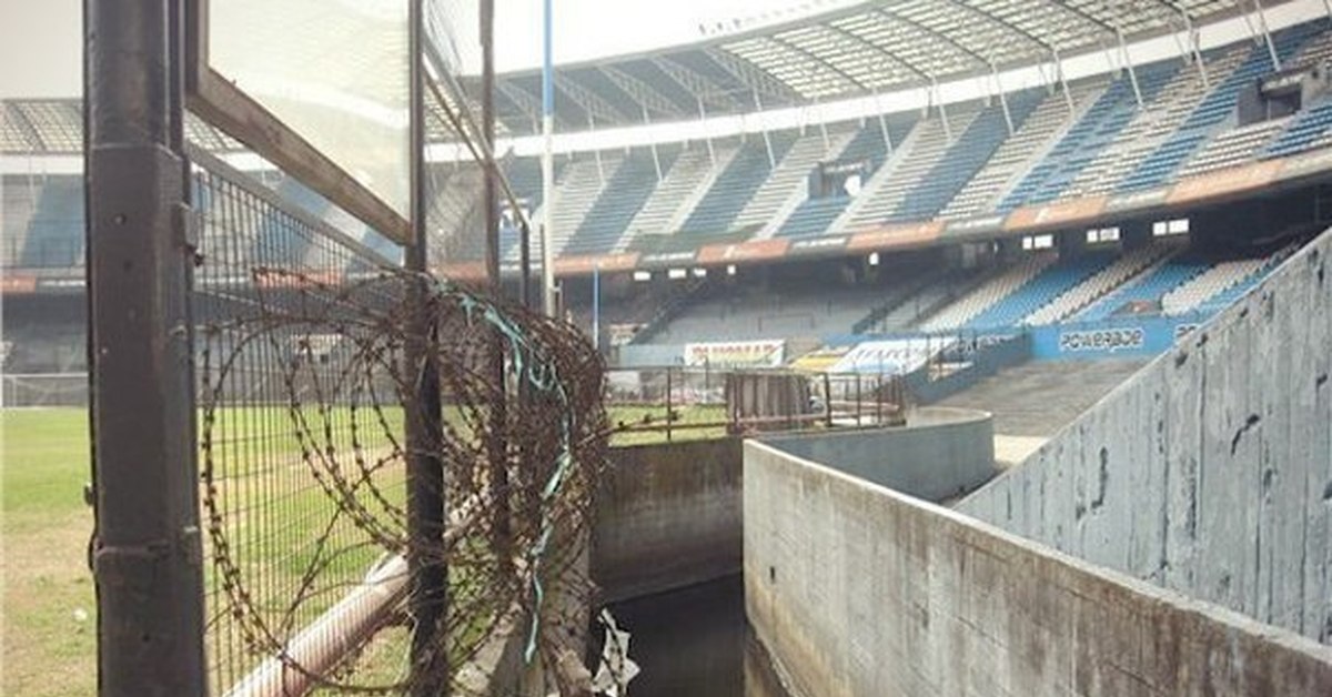 Вода на стадионе. Стадион на воде. Ров с колючей проволокой на стадионе. Стадионы в Аргентине ров. Стадион окружен ограждением.