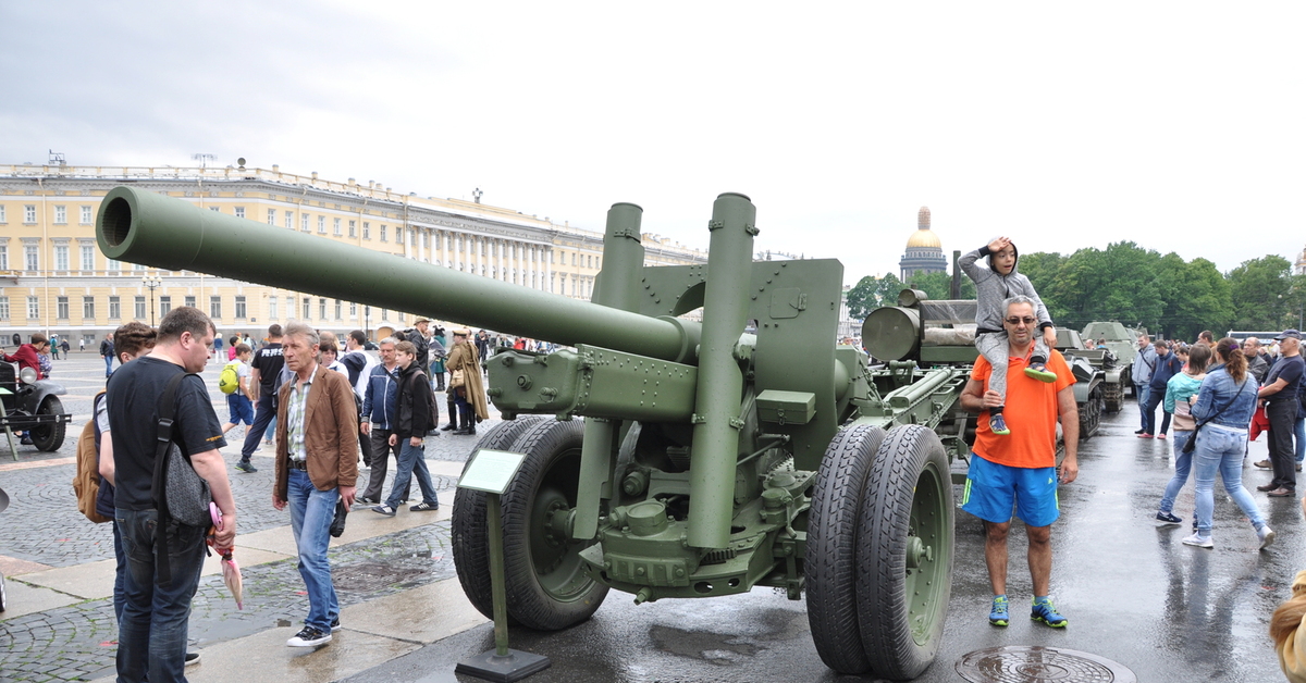 Выставка военной техники на Дворцовой.