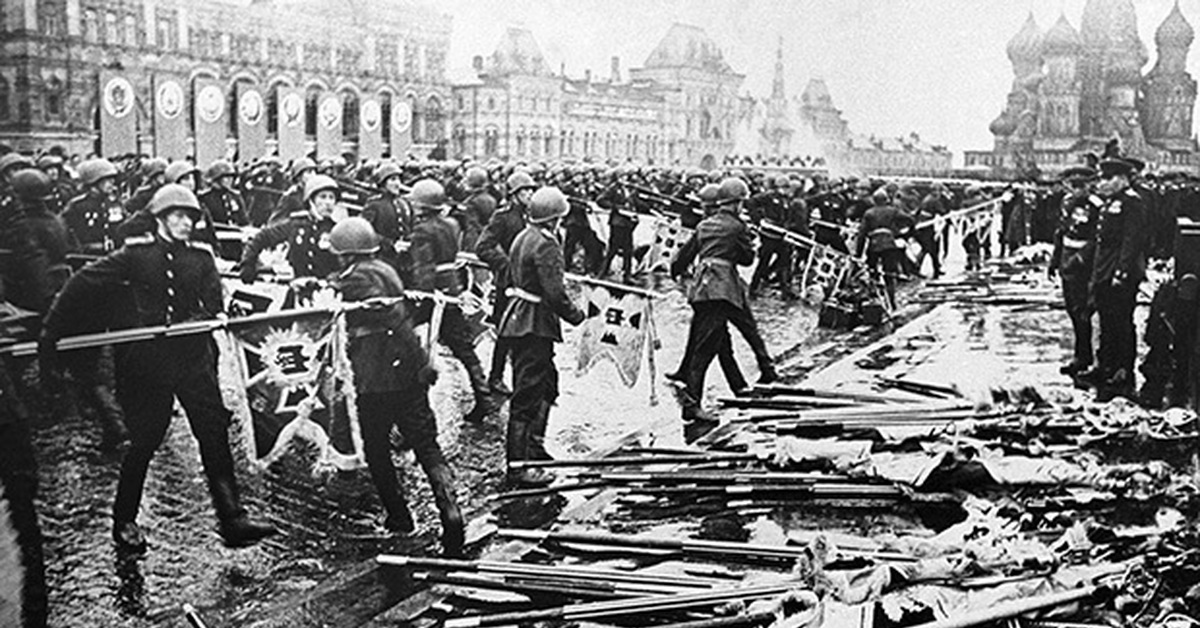 Бросают немецкие знамена. Конец войны в конце всех войн. По окончании войны. Ожидание окончания войны. А Седова конец войне.