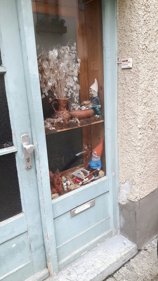 Когда гномы есть, а садика для них - нет.