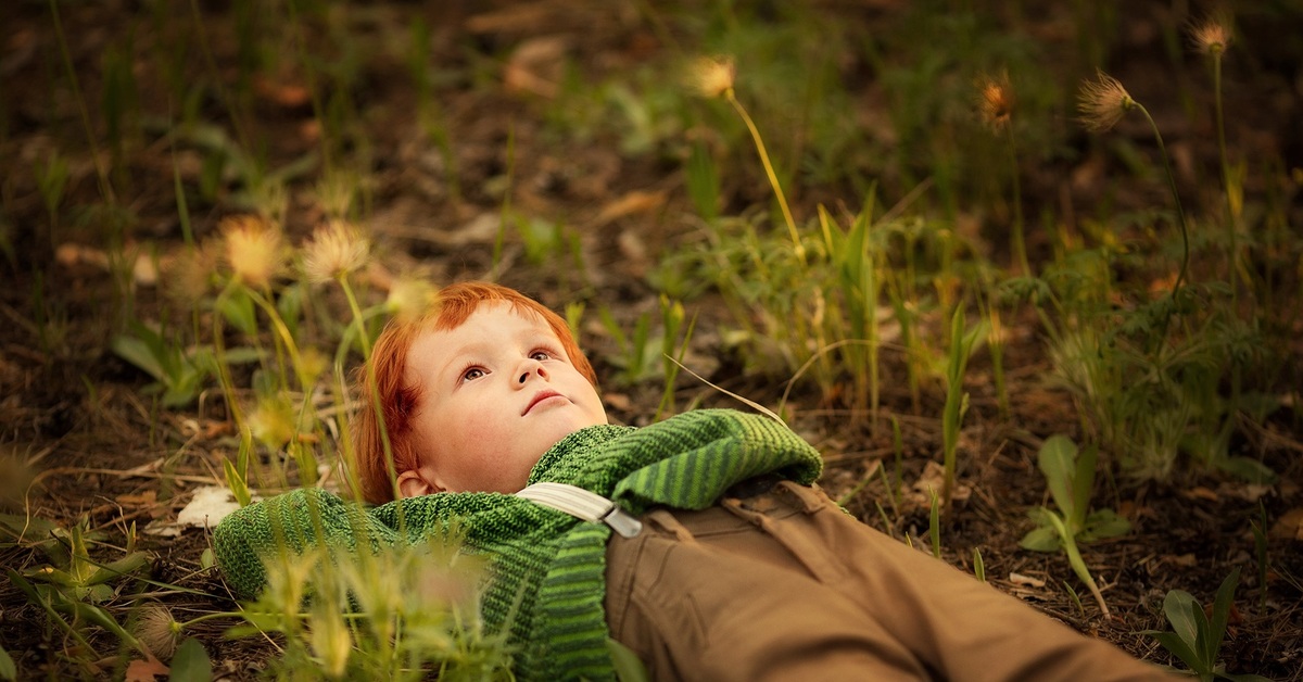 Пробуждающий мальчик. Дети и природа. Фотосессия на траве. Ребенок мечтатель. Мальчишки на природе.