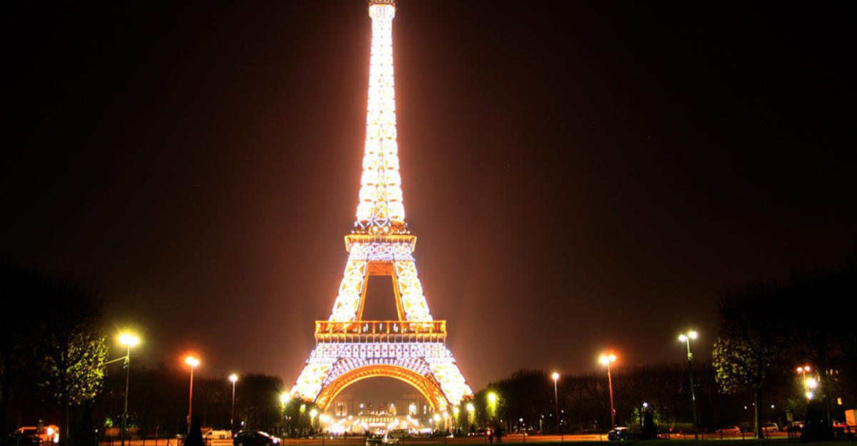 Eiffel tower fire. Эйфелева башня. Эльфель башня. Эйфелева башня в Париже фото. Ейфелева Вежа Париж.