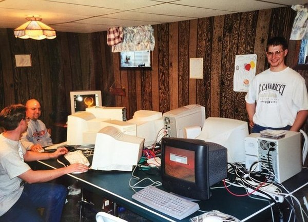 Посиделки с друзьями из 90х. Компьютерные клубы. Вечно трещащие модемы.