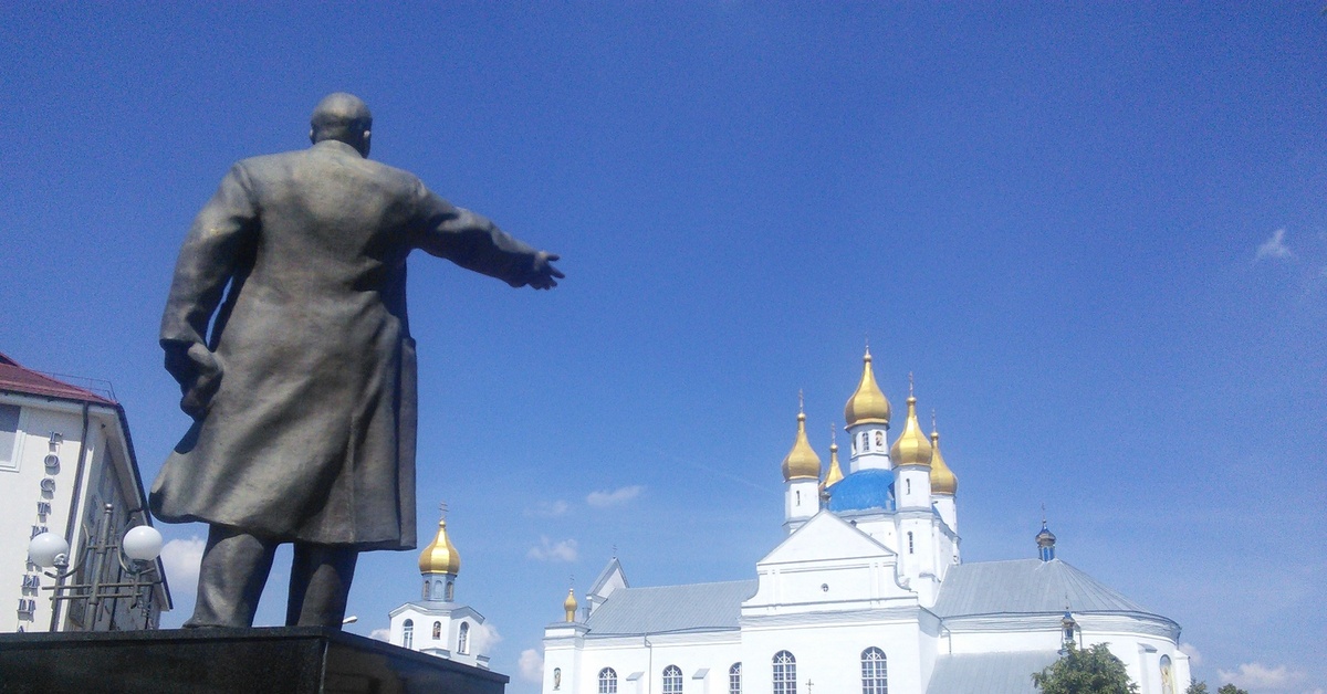 Возле ленина. Ленин и Церковь. Храм Ленина. Ленина Церковь на Ленина. Республика Беларусь Ленин.