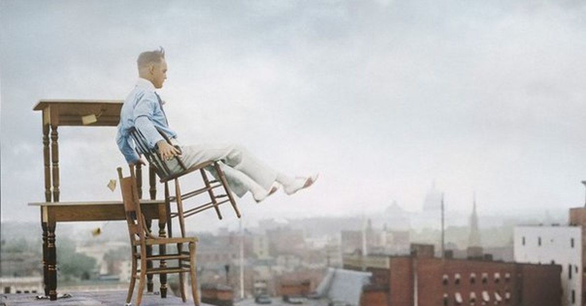 Фото стула боли из гвоздей. Балансирует на стуле на крыше. Стул для природы. Сидячий образ жизни. Стул рано утром.