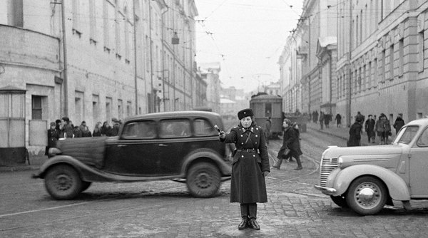 Регулировщица , Москва, 1945 год.