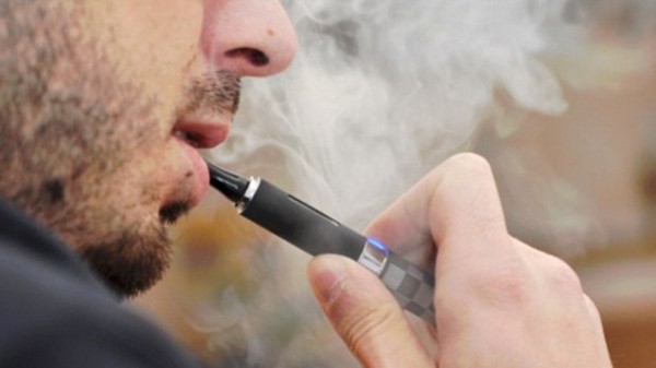 Использование электронных сигарет повышает вероятность курения табака и употребления алкоголя