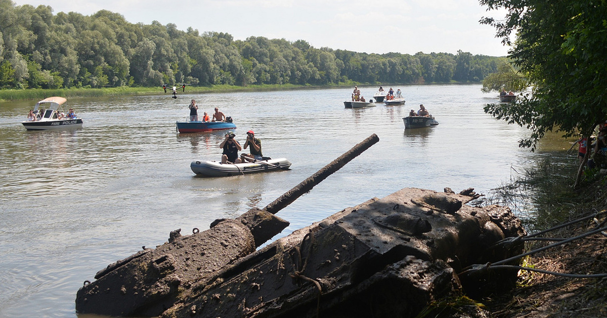 На дону на дне. Танк т 34 поднят со дна реки Дон. Танк т 34 поднят со дна реки в парке Патриот. Танк т-34 со дна Дона. Танк т-34-76 поднятый со дна реки Дон.