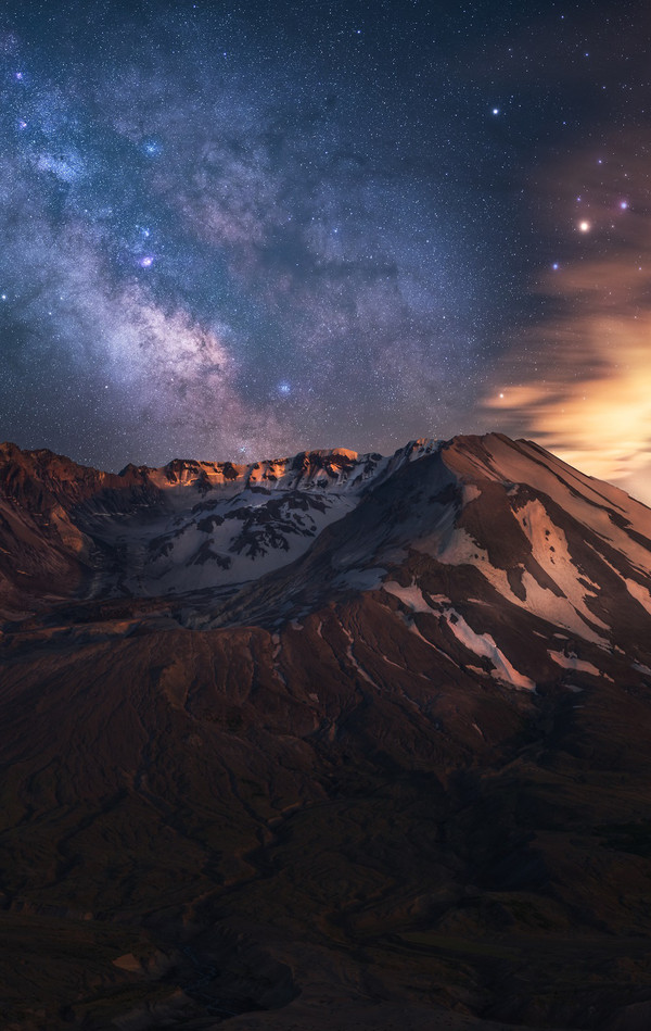 Млечный Путь над стратовулканом Сент-Хеленс, штат Вашингтон, США.