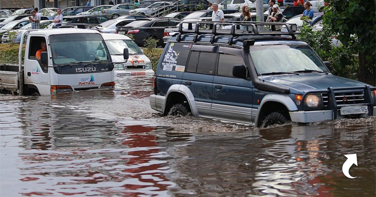 Работа автомобиля на воде. Автомобиль в воде. Красноярск машины ливень. Машина падает в воду. Ливень в Красноярске.