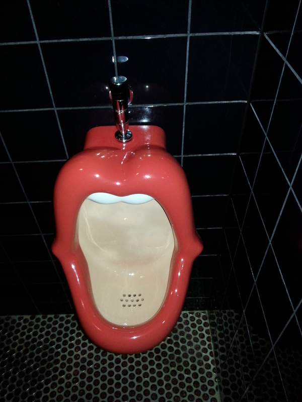 И такие бывают Писсуары  а вообще про использование Крышек от пива.