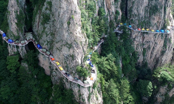 В Китае сотни туристов переночевали на узкой тропе на высоте 1000 метров.