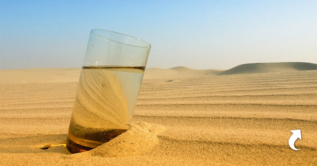 Desert water. Вода в пустыне. Стакан воды в пустыне. Кувшин с водой в пустыне.