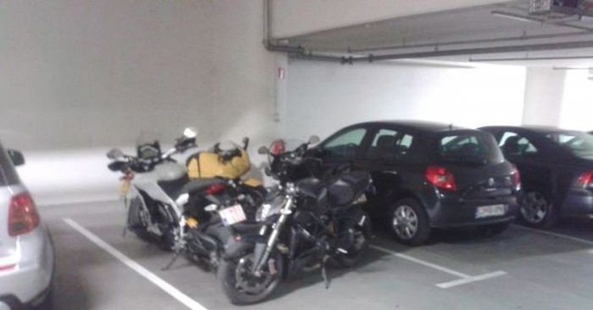 Можно ли парковать мотоцикл. Мотоцикл в подземном паркинге. Парковка для мотоцикла. Стоянка мотоциклов. Парковочное место для мотоцикла.