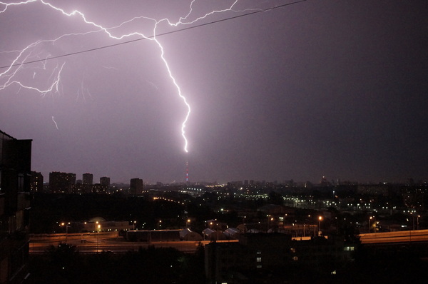 Гроза 18 июля. Одна из пяти молний,ударивших в башню.