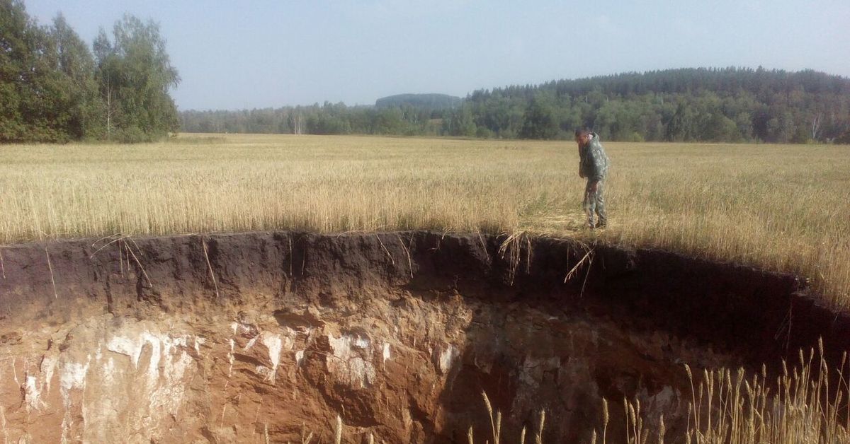 Обл земли. Загрязнение почвы в Самарской области. Дыры в земле в Самарской области. Провал в Самарской области. Провалы грунта в степи.