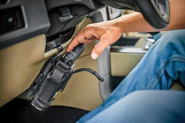 Вооруженный гражданин застрелил преступника, который приставил нож к горлу женщине.