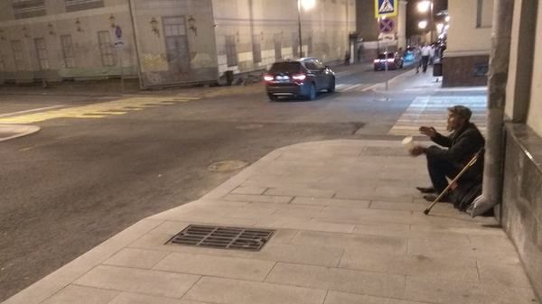 Ливневая канализация на тротуаре. Московское ноу-хау. Большая Бронная!