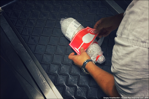 Как перевозить алкоголь в самолете, если вы летите только с ручной кладью Самолет, Багаж, Алкоголь, Перевозка, Ручная кладь, Сергей Анашкевич, LiveJournal, Длиннопост