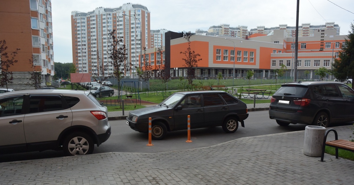 Подъезд съезд. Столбики на парковку для колясок. Столбики возле подъезда. Парковочные столбики возле подъездов. Столбик на парковочное место.