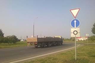 В Набережных Челнах бывает и такое! Знак установлен непосредственно на кольце. Как понимать, уступи дорогу, находясь на главной дороге.