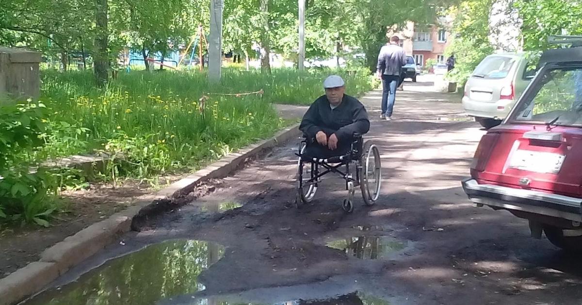 Я ульяновский водитель. Инвалид на дороге. Плохая дорога для коляски. Коляска для инвалидов по плохой дороге бездорожью. Плохая дорога ребенок инвалид.