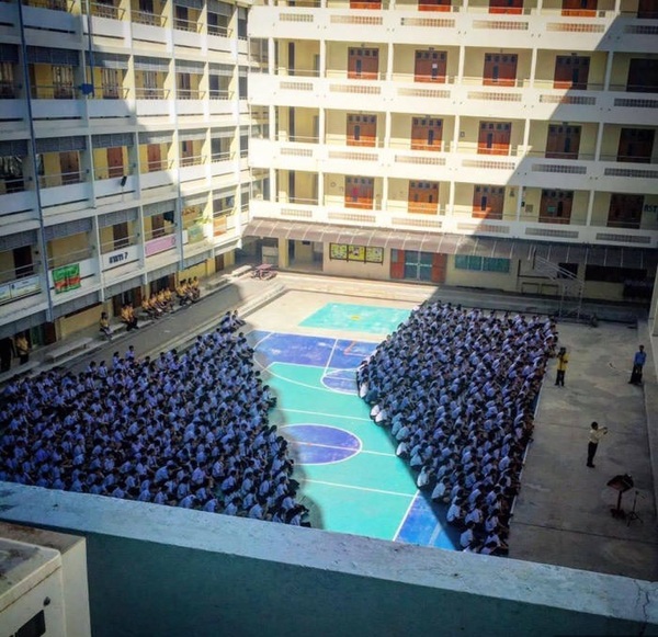 "Когда у вас собрание в полдень"