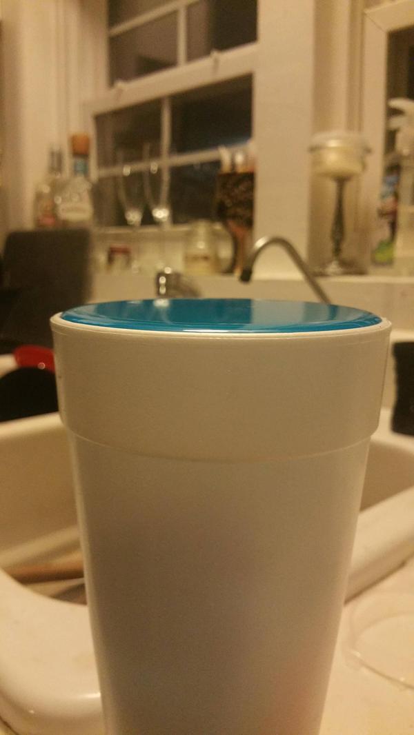 Поверхностное натяжение жидкости, выглядит как пластик