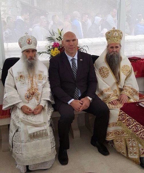 Боевые маги Эрафии призвали осадного голема для противостояния Легиону Проклятых.