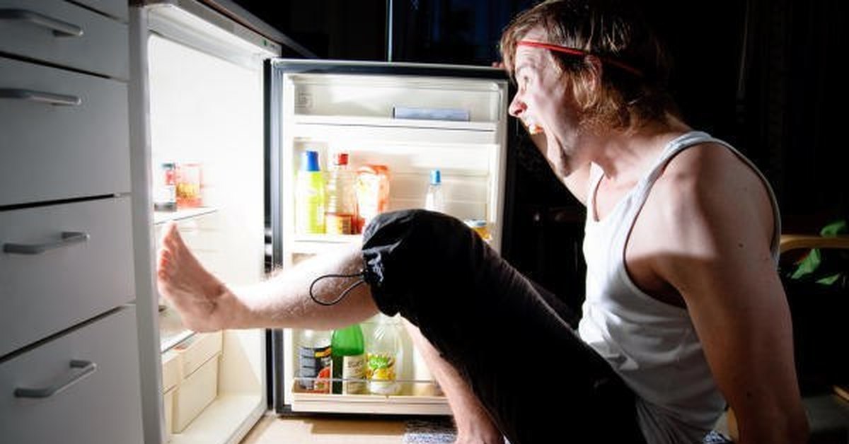 Почему в душном помещении. Холодильник жара. Человек в холодильнике от жары. Жара в квартире.